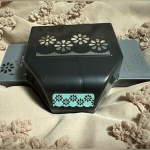Scallop Daisy paper punch